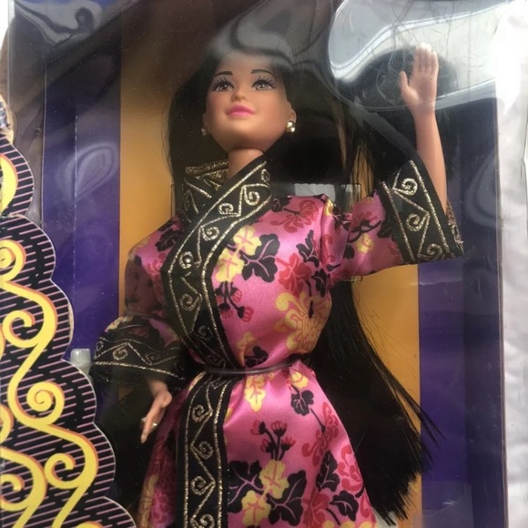 Vintage: Chinese 1993 Barbie Doll: New In Box: - Picture 3 of 4
